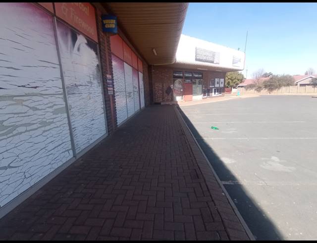 1,500M² BUILDING FOR SALE IN THREE RIVERS EAST